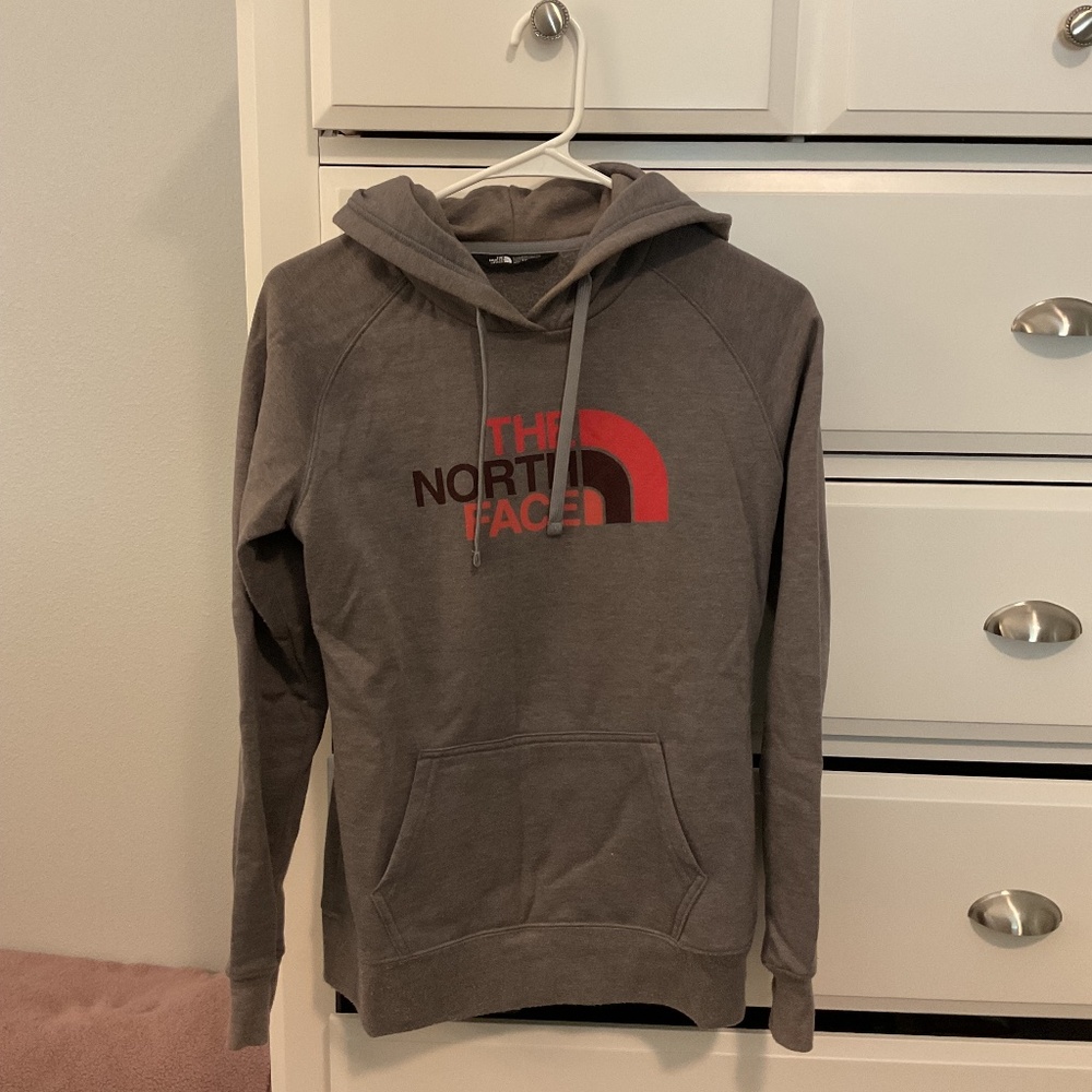 The North Face Women’s slim hooded sweatshirt Grey